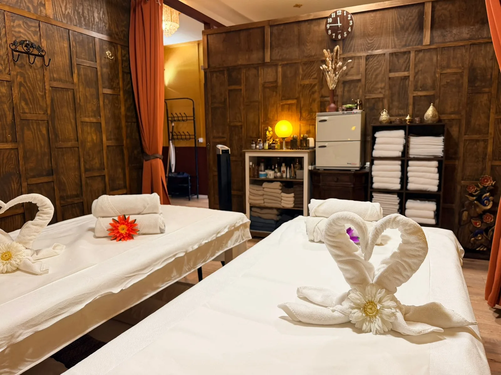 Behandlungsraum von BANN Thaimassage in Basel Behandlungsraum für Thai-Massage in Basel mit zwei Massageliegen und Handtuch-Schwänen