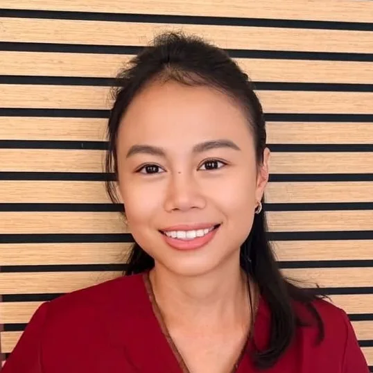Maria, Masseurin bei BANN Thaimassage in Basel Maria, Masseurin bei BANN Thaimassage in Basel, in der roten Thai-Uniform